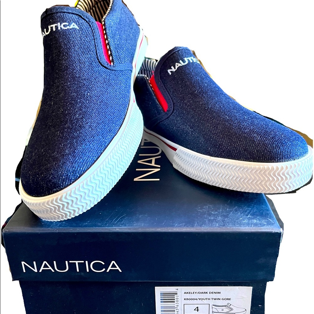 NIB Big kids size 4 Nautica slip on sneakers